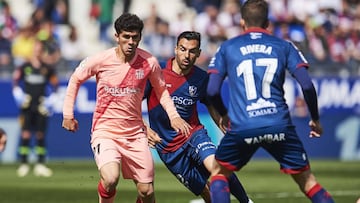 HUESCA, SPAIN - APRIL 13: Carlos Alena of FC Barcelona duels for the ball with Enrique Gallego of SD Huesca during the La Liga match between SD Huesca and FC Barcelona at Estadio El Alcoraz on April 13, 2019 in Huesca, Spain. (Photo by Juan Manuel Serrano