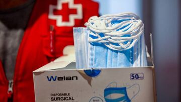 Un trabajador de Cruz Roja muestra las mascarillas.