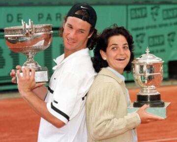 Carlos Moy¨¢ y Arantxa S¨¢nchez Vicario lograron un doblete espa?ol en el Roland Garros de 1998