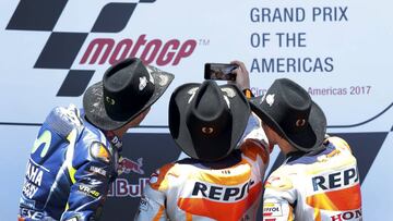 PBX19. Austin (United States), 23/04/2017.- Repsol Honda Team rider Marc Marquez (C) takes a podium selfie with teammate Dani Pedrosa of Spain (R) and Movistar Yamaha MotoGP Team rider Valentino Rossi of Italy (L) following the MotoGP race at the Motorcycling Grand Prix of the Americas at Circuit of the Americas in Austin, Texas, USA 23 April 2017. Marquez won the race, Rossi was second and Pedrosa finished third. (Espa&ntilde;a, Ciclismo, Motociclismo, Italia, Estados Unidos) EFE/EPA/PAUL BUCK