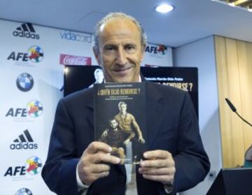 Numerosas personalidades del mundo del deporte han arropado a Petón en la presentación de ¿Quién dijo rendirse?, su libro sobre Carlos Matallanas, al que Fernando Torres pone como ejemplo por su "humildad, compromiso y espíritu competitivo".