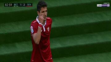 Betis-Sevilla: Jovetic responds to home fans with '1-2' gesture
