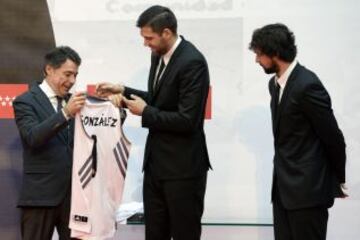 Felipe Reyes entrega la camiseta del Real Madrid al presidente de la Comunidad de Madrid Ignacio González.