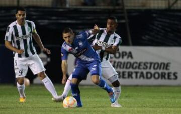 QUI02. MANTA (ECUADOR), 07/05/2015.- Mauro Fernández (i) del Emelec de Ecuador disputa el balón con Farid Díaz (d) del Atlético Nacional de Colombia hoy, jueves 7 de mayo de 2015, durante un partido por la Copa Libertadores en el estadio Jocay en Manta (Ecuador). EFE/José Jácome