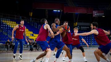Álex Abrines intenta frenar a James Nnaji en un entrenamiento del Barça.