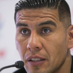 Salcido se queda en Chivas por seis meses más