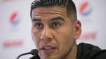 Salcido se queda en Chivas por seis meses más