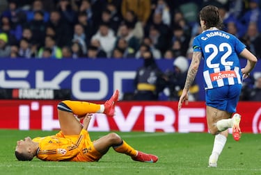 Contraataque del Rea Madrid, Kylian Mbappé avanza con el balón controlado y Carlos Romero entra a destiempo con los tacos por delante en el gemelo del jugador francés. El VAR no avisa a Muñiz Ruiz, que sí muestra la cartulina amarilla al defensa perico.