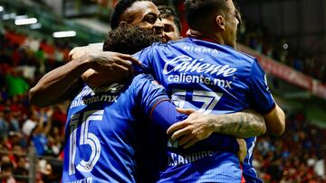 MEX6045. TOLUCA (MÉXICO), 27/04/2024.- Willer Ditta(c) de Cruz Azul celebra con sus compañeros un gol este sábado durante un partido del Torneo Clausura Liga MX entre Toluca y Cruz Azul, en el estadio Nemesio Díez en Toluca (México). EFE/ Felipe Gutiérrez