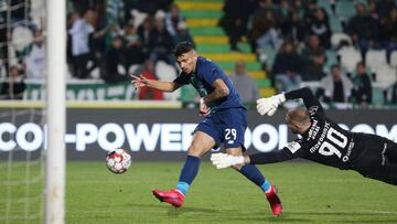 El Oporto arrolla al Set¨²bal y afianza la segunda plaza