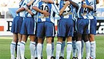 <b>UN RITO. </B>Antes de cada partido, Domo y sus diez compañeros hacen un corrillo en el que dejan en su fe la suerte del partido. El marfileño es una especie de guía espiritual.