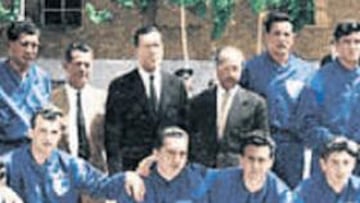 <b>1955-56. </b>Magariños (Díaz-Miguel a su izq.), posa con el equipo.