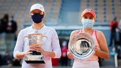 Iga Swiatek of Poland &amp; Sofia Kenin of the United States with their trophies after the final of the 2020 Roland Garros Grand Slam tennis tournament
 AFP7 
 10/10/2020 ONLY FOR USE IN SPAIN