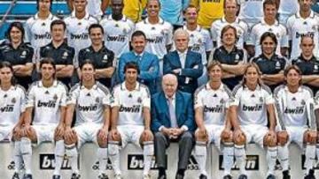 <b>FOTO OFICIAL. </b>De izquierda a derecha, empezando por arriba: Javi García, Dudek, Codina, Casillas, Miguel Torres, Metzelder, De la Red, Pepe, Diarra, Cannavaro, Sneijder, Robben, Van der Vaart, Van Nistelrooy, Solano (fisio), Santamaría (fisio), Pirri (fisio), Lozano (preparador físico), Jaro (preparador de porteros), Manolo Ruiz (segundo entrenador), Mijatovic, Calderón, Schuster, Valter Di Salvo (director Madrid TEC), Jordi García (preparador físico), Carlos Lalín (Recuperador), Chueca (fisio), Muro (fisio), Marcelo, Gago, Higuaín, Sergio Ramos, Raúl, Alfredo Di Stéfano, Guti, Salgado, Heinze, Drenthe y Saviola.
