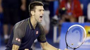 Novak Djokovic celebra su triunfo en el Abierto de Australia 2013 frente al brit&aacute;nico Andy Murray.