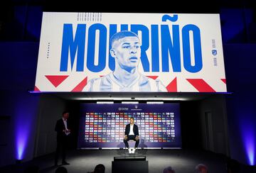 El defensa uruguayo fue presentado como nuevo jugador rojiblanco y recibi¨® su nueva camiseta de manos del presidente del Atl¨¦tico de Madrid, Enrique Cerezo. El jugador llega procedente del Racing Club de Montevideo.