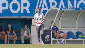 Álex Bergantiños, lesionado, viendo el entrenamiento del Deportivo de este domingo en el banquillo de Abegondo.