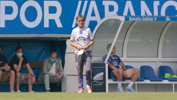 &Aacute;lex Berganti&ntilde;os, lesionado, viendo el entrenamiento del Deportivo de este domingo en el banquillo de Abegondo.