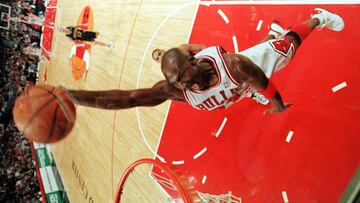 CHI06:SPORT-NBA:CHICAGO,17FEB98 - Chicago Bulls' Michael Jordan jams in a basket in front of Indiana Pacers' Mark Jackson during first quarter action February 17 in Chicago. The game was being played on Jordan's 35th birthday. sue/Phot