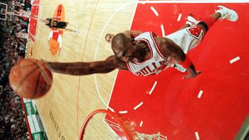 CHI06:SPORT-NBA:CHICAGO,17FEB98 - Chicago Bulls&#039; Michael Jordan jams in a basket in front of Indiana Pacers&#039; Mark Jackson during first quarter action February 17 in Chicago. The game was being played on Jordan&#039;s 35th birthday.      sue/Phot