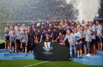 Soccer Football - Spanish Super Cup - Barcelona v Sevilla - Grand Stade de Tanger, Tangier, Morocco - August 12, 2018   Barcelona celebrate winning the Spanish Super Cup with the trophy   REUTERS/Jon Nazca