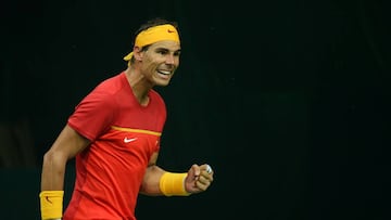 Rafael Nadal celebra un punto en su partido de dobles con Feliciano López ante la pareja india formada por Leander Peas y Saketh Myneni en los playoffs del Grupo Mundial de la Copa Davis.