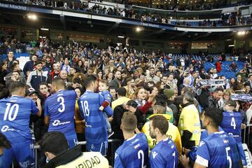 Los jugadores del Melilla saludan a sus aficionados para agradecerles su apoyo en el estadio Santiago Bernabéu. 