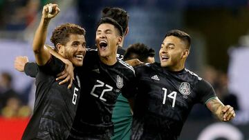 CHICAGO, ILLINOIS - JULY 07: Jonathan dos Santos #6, Uriel Antuna #22, and Alexis Vega #14 of the Mexico celebrate after beating the United States 1-0 in the 2019 CONCACAF Gold Cup Final at Soldier Field on July 07, 2019 in Chicago, Illinois.   Dylan Buell/Getty Images/AFP
 == FOR NEWSPAPERS, INTERNET, TELCOS &amp; TELEVISION USE ONLY ==