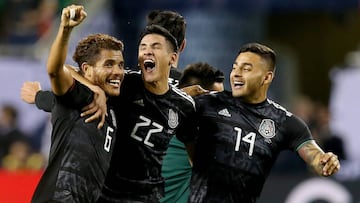 CHICAGO, ILLINOIS - JULY 07: Jonathan dos Santos #6, Uriel Antuna #22, and Alexis Vega #14 of the Mexico celebrate after beating the United States 1-0 in the 2019 CONCACAF Gold Cup Final at Soldier Field on July 07, 2019 in Chicago, Illinois.   Dylan Buell/Getty Images/AFP
 == FOR NEWSPAPERS, INTERNET, TELCOS &amp; TELEVISION USE ONLY ==