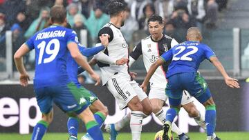 Turin (Italy), 01/12/2019.- Juventus Cristiano Ronaldo in action during the Italian Serie A soccer match Juventus FC vs US Sassuolo at the Allianz Stadium in Turin, Italy, 01 December 2019. (Italia) EFE/EPA/ALESSANDRO DI MARCO