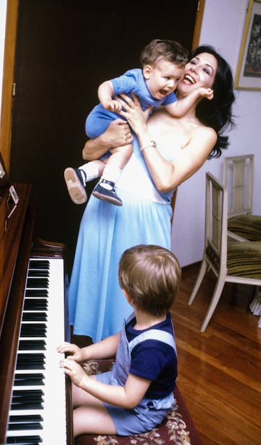 Entrañable imagen hogareña de Concha Velasco con sus dos hijos pequeños en un reportaje en su casa en junio de 1980.