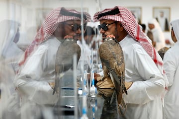 Un hombre con su halcón en la ventanilla de registro del Hospital de Halcones situado en la exclusiva zona conocida como el Zoco de los Halcones, el animal más representativo de Catar que forma parte de la cultura del país no solo para cetrería, que se remonta a la época de las tribus beduinas, sino como emblema y orgullo familiar.  
