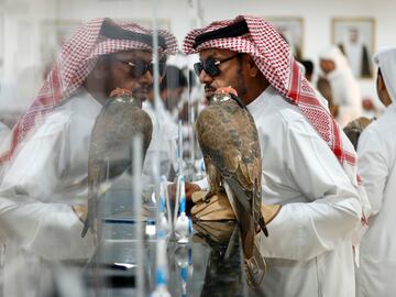 Un hombre con su halcón en la ventanilla de registro del Hospital de Halcones situado en la exclusiva zona conocida como el Zoco de los Halcones, el animal más representativo de Catar que forma parte de la cultura del país no solo para cetrería, que se remonta a la época de las tribus beduinas, sino como emblema y orgullo familiar.  
