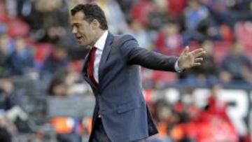 El técnico del Getafe CF, Luis García, da instrucciones a sus jugadores durante el partido ante el Levante UD correspondiente a la 27ª jornada de Liga jugado esta tarde en el estadio Ciutat de Valencia.