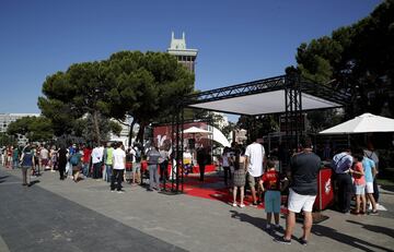 Numerosos aficionados de la selección española se ha acercado a la Plaza de Colón para celebrar el aniversario de la victoria en Sudáfrica. 