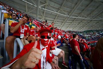 Aficionados daneses viendo el partido contra Australia.