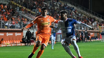 Futbol, Cobreloa vs Antofagasta
Fecha 2, campeonato Ascenso 2023.
El jugador de Cobreloa David Escalante, izquierda derecha centro, disputa el balon con Andres Robles de Antofagasta durante el partido de primera division B realizado en el estadio Zorro del Desierto Calama, Chile.
02/04/2023
Pedro Tapia/Photosport
Football, Cobreloa vs Antofagasta.
2nd turn, 2023 Promotion National Championship.
Cobreloa's player David Escalante, left right center, vies for the ball against Andres Robles of Antofagasta during the second division match at the Zorro del Desierto in Calama, Chile.
02/04/2023
Pedro Tapia/Photosport