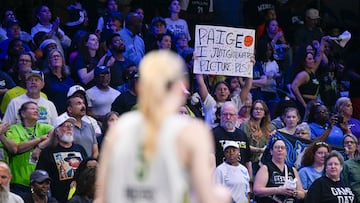 Una aficionada de Dallas Wings pide un autógrafo a Paige Bueckers.