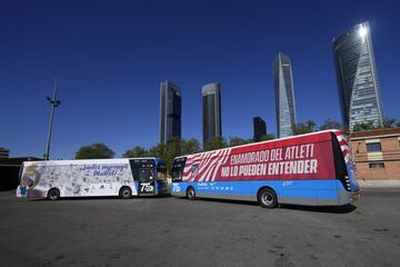 La Empresa Municipal de Transportes de Madrid ha presentado unos autobuses eléctricos para el derbi del domingo entre el Atlético de Madrid y el Real Madrid.