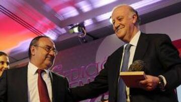 <b>UN PREMIO MÁS. </b>Del Bosque con el corazón de hierro diseñado por Mascaró.