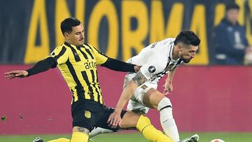 Penarol's forward Marcelo Cabrera (L) and The Strongest's Argentine forward Joel Amoroso fight for the ball during the Copa Libertadores round of 16 first leg football match between Uruguay's Pe�arol and Bolivia's The Strongest at the Campeon del Siglo stadium, in Montevideo, on August 14, 2024. (Photo by DANTE FERNANDEZ / AFP)
