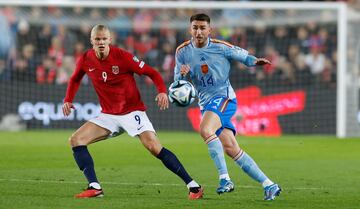 Erling Haaland y Aymeric Laporte en una acción del encuentro.