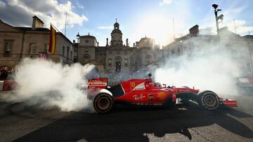 Sebastian Vettel en la exhibici&oacute;n de la F&oacute;rmula 1 en Londres.