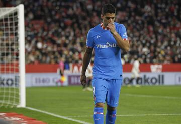 Luis Su¨¢rez enfadado tras ser sustituido