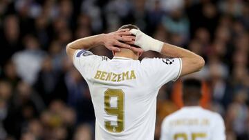 GRAF7431. MADRID, 26/02/2020.- El delantero francés del Real Madrid, Karim Benzema, se lamenta de una ocasión fallada durante el encuentro correspondiente a la ida de los octavos de final de la Liga de Campeones que disputan esta noche frent