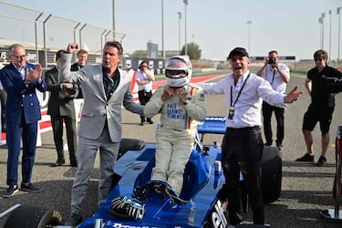 Sir Jackie Stewart, tricampeón de F1, con el casco firmado por Michael Schumacher y todos los campeones del mundo vivos. El casco será subastado para recaudar fondos para la investigación de la demencia.