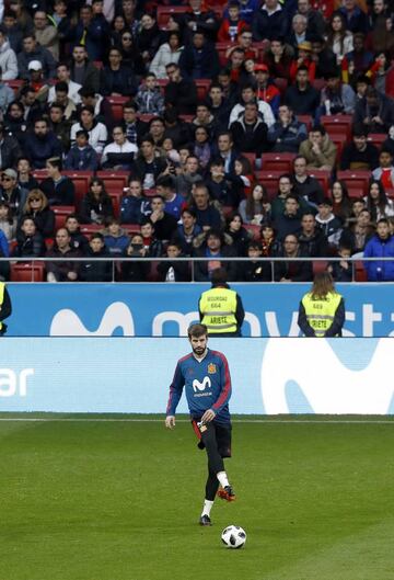 Gerard Piqué trains in front of the crowd at the Wanda stadium.