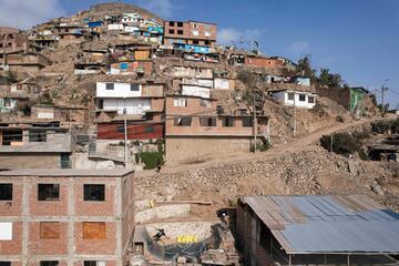 Los hermanos Willy y Sebastian Quispe construyeron la rampa de skate en su casa en la cima de una colina en el distrito de Villa María del Triunfo, en las afueras del sur de Lima. La rampa en forma de U que mide 10 metros de largo por cuatro de ancho y que fue construida antes de la pandemia de coronavirus en la parte trasera de su casa, es un sueño hecho realidad para los modestos patinadores.