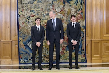 Marc y Álex Márquez posan con el rey Felipe VI durante la audiencia en el Palacio de la Zarzuela. 