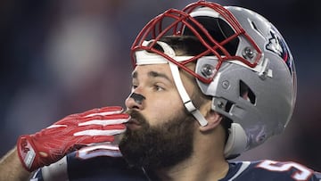 MCX045 FOXBOROUGH (ESTADOS UNIDOS) 13/12/2016.- El defensa Rob Ninkovich, de los New England Patriots, lanza un beso a los aficionados mientras celebra la victoria de su equipo al finalizar el partido de la NFL contra los Baltimore Ravens celebrado en el estadio Gillette en Foxborough, Massachusetts, (Estados Unidos) ayer, 12 de diciembre de 2016. EFE/Matt Campbell